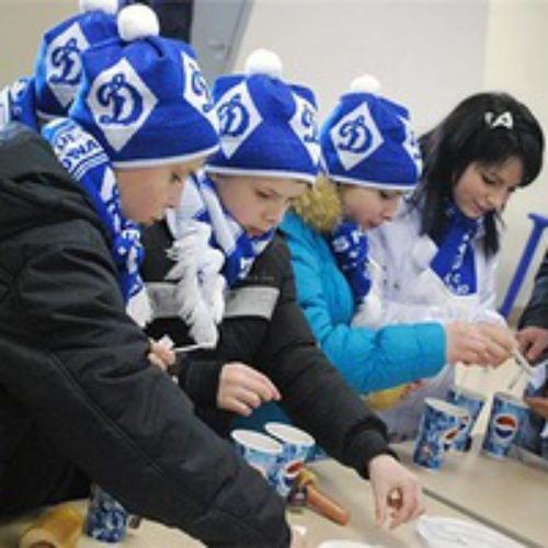 Болельщики «Динамо» подарили футбол детям сиротам